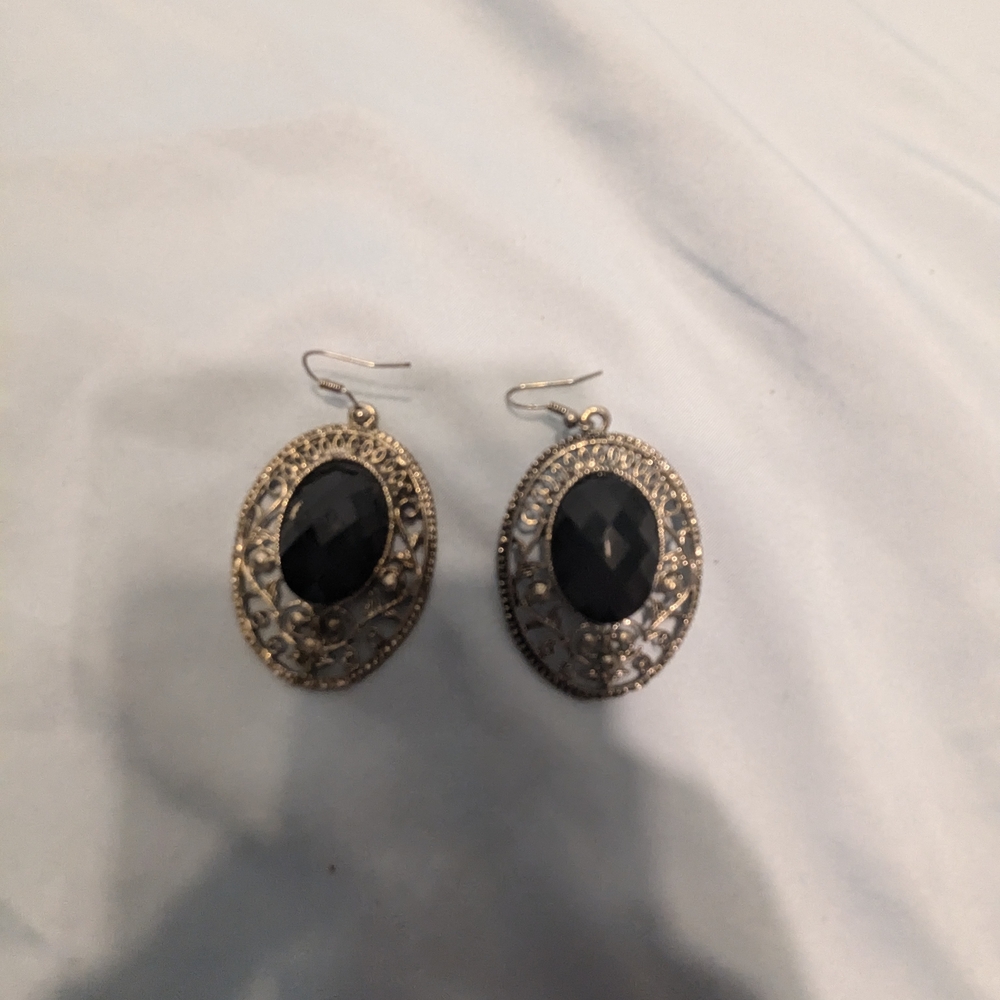 Sophisticated Black and Gold Filigree Earrings